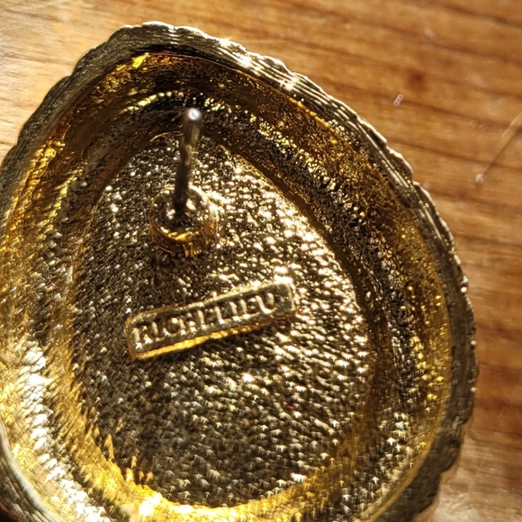 Vintage Richelieu Clip Gold Pearl Clip Earrings - Picture 2 of 2